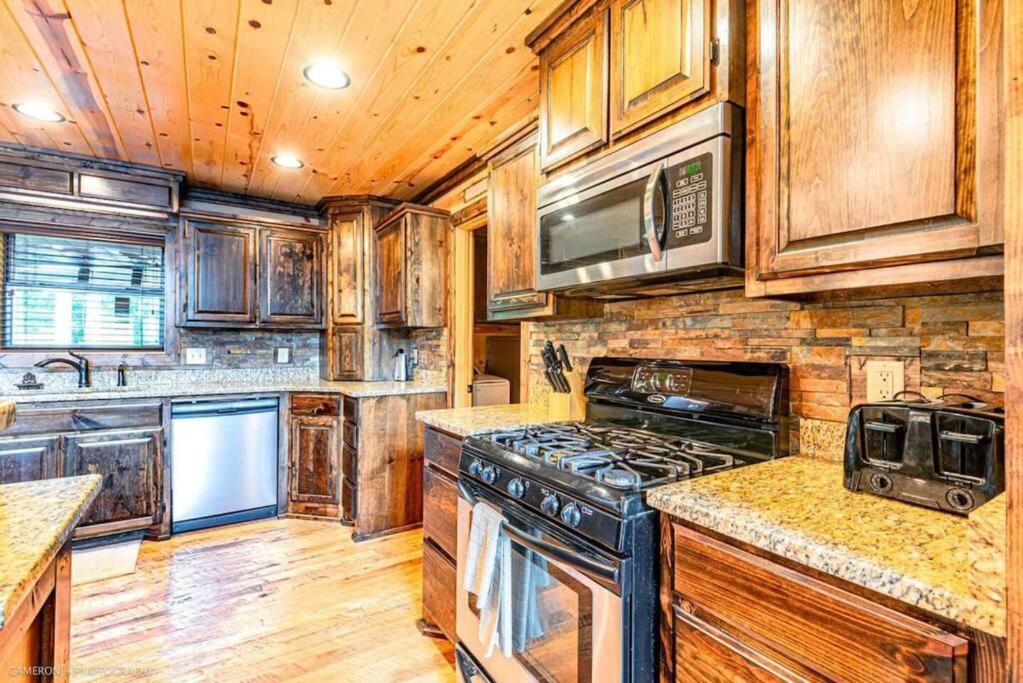 Iron Horse Lodge Sleeps 18, Games, Fire Pit, Hot Tub, Ev, More Broken Bow Eksteriør bilde