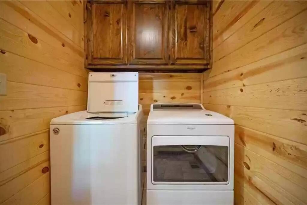 Iron Horse Lodge Sleeps 18, Games, Fire Pit, Hot Tub, Ev, More Broken Bow Eksteriør bilde