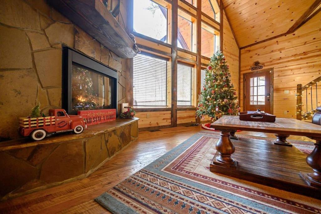 Iron Horse Lodge Sleeps 18, Games, Fire Pit, Hot Tub, Ev, More Broken Bow Eksteriør bilde