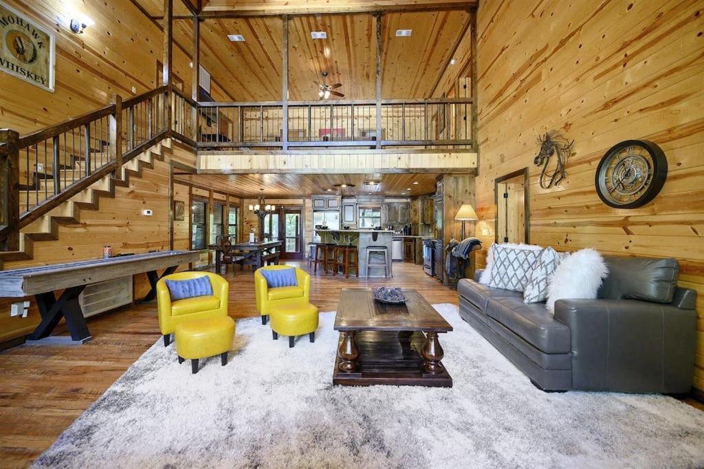 Iron Horse Lodge Sleeps 18, Games, Fire Pit, Hot Tub, Ev, More Broken Bow Eksteriør bilde