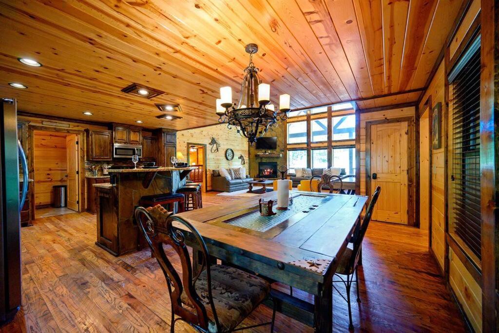 Iron Horse Lodge Sleeps 18, Games, Fire Pit, Hot Tub, Ev, More Broken Bow Eksteriør bilde