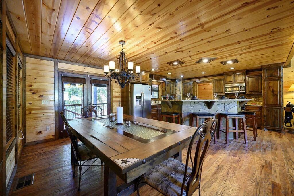 Iron Horse Lodge Sleeps 18, Games, Fire Pit, Hot Tub, Ev, More Broken Bow Eksteriør bilde