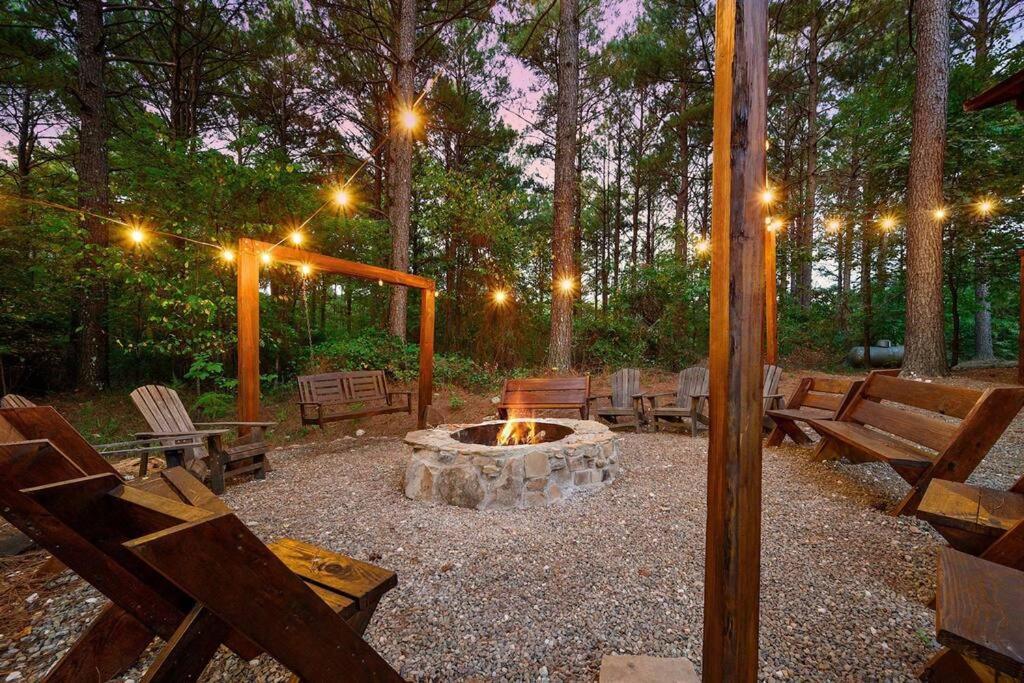 Iron Horse Lodge Sleeps 18, Games, Fire Pit, Hot Tub, Ev, More Broken Bow Eksteriør bilde