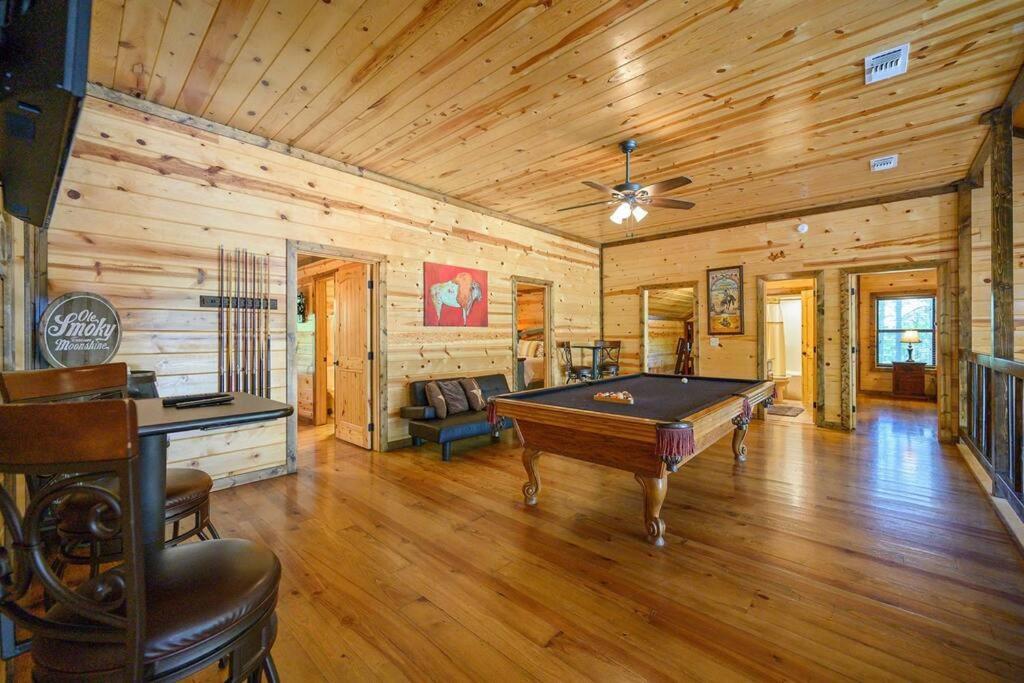 Iron Horse Lodge Sleeps 18, Games, Fire Pit, Hot Tub, Ev, More Broken Bow Eksteriør bilde